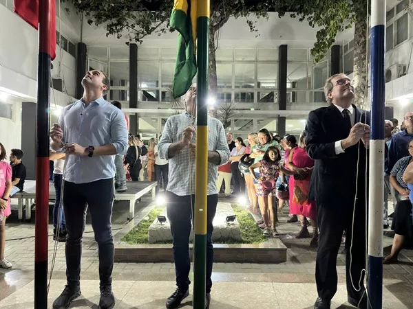 No Paço Municipal, ao som da Banda 13 de Maio, aconteceu o hasteamento dos pavilhões. (Foto: Divulgação).