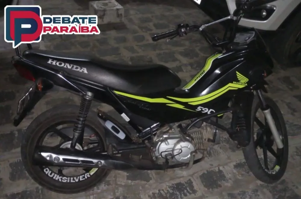 O infrator da lei e a motocicleta foram levados à delegacia de Polícia Civil, e apresentados a autoridade policial judiciária, para serem adotados os procedimentos que determinam a lei (Foto: Reprodução)
