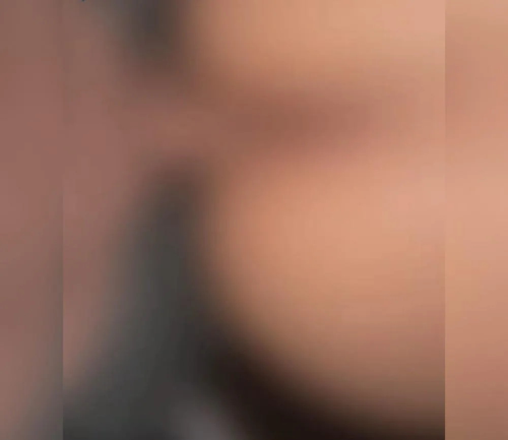 As imagens mostram a jovem praticando sexo anal com um homem, encostados em um veículo que estava parado no estacionamento (Foto: Reprodução Redes Sociais)