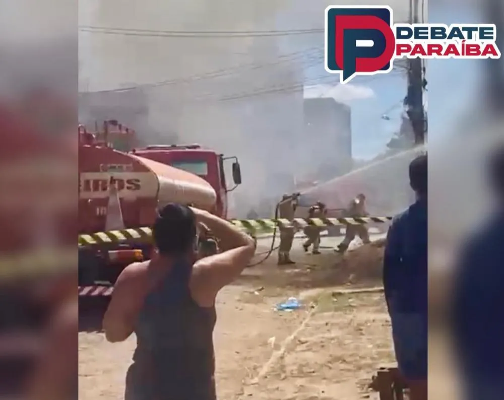 A causa inicial do incêndio não foi divulgada pela equipe do Corpo de Bombeiros (Foto: Reprodução Debate Paraíba)