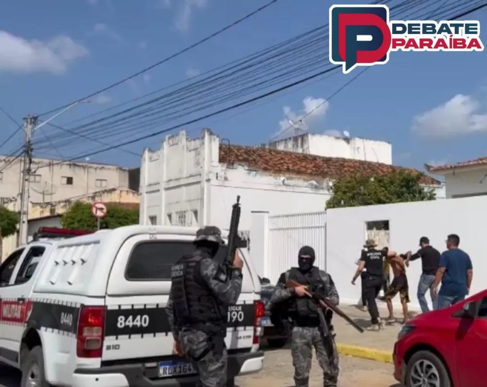 Os menores infratores e todo o material apreendido foram conduzidos à delegacia de Polícia Civil, para serem adotados os procedimentos que determinam a lei (Foto: Reprodução)