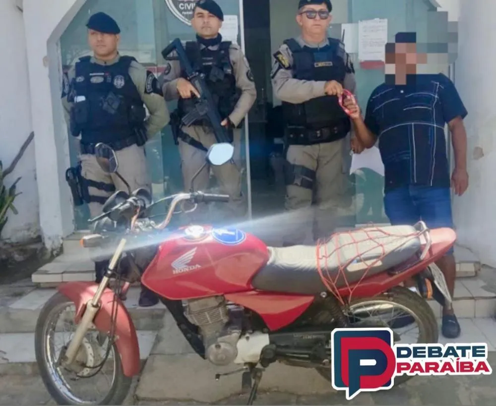 Diante do flagrante constatado, os acusados e a moto recuperada, foram levados à delegacia de Polícia Civil, e após a realização dos procedimentos cabíveis, foi devolvida ao proprietário legítimo. (Foto: Reprodução)