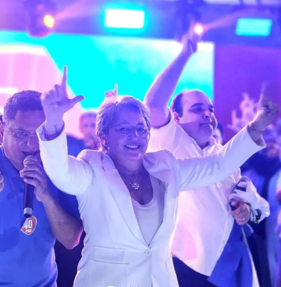  Leninha Romão iniciou sua fala agradecendo a Deus pela oportunidade de servir ao povo de Uiraúna. (Foto: Reprodução).