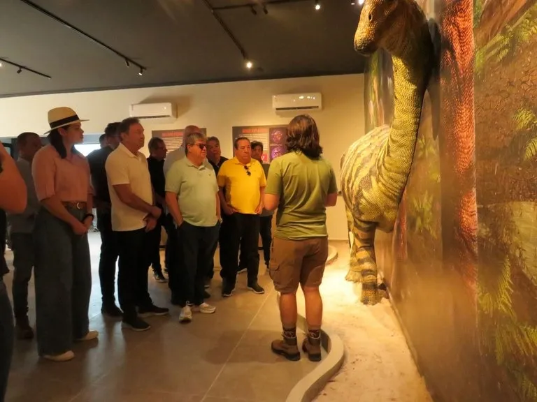 Durante a visita, o governador destacou a importância das melhorias e sua importância para o Vale dos Dinossauros e para o turismo do estado. (Foto: Dvilgação).
