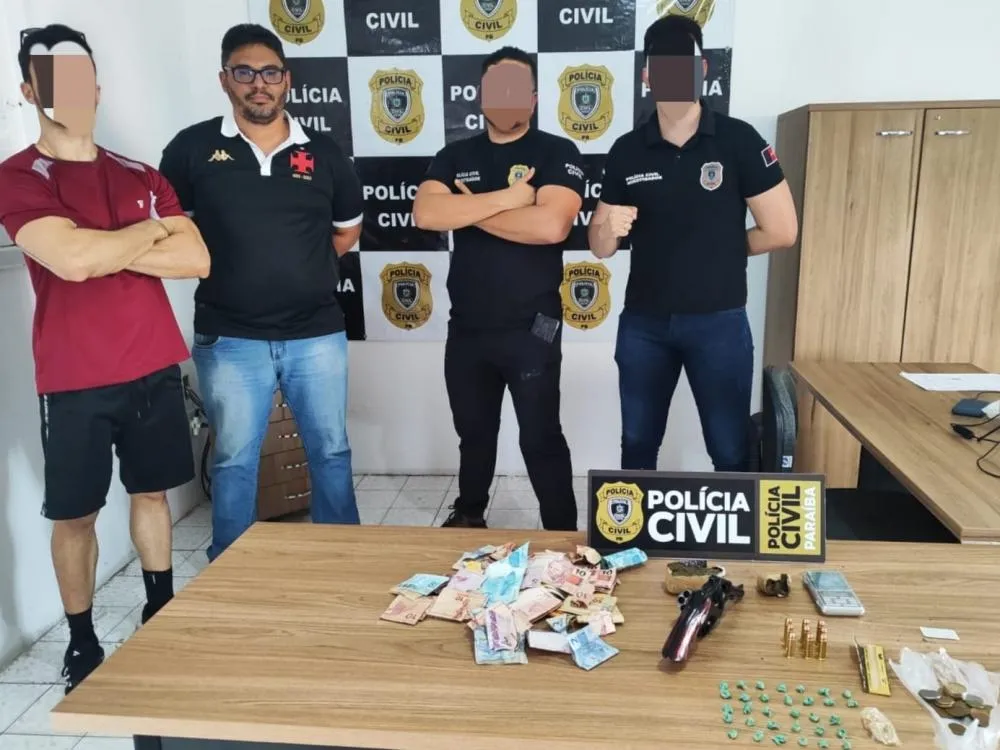 Os acusados e todo o material apreendido, foram levados à delegacia de Polícia Civil, e apresentados a autoridade policial judiciária, para serem adotadas as medidas pertinentes ao caso (Foto: Reprodução)