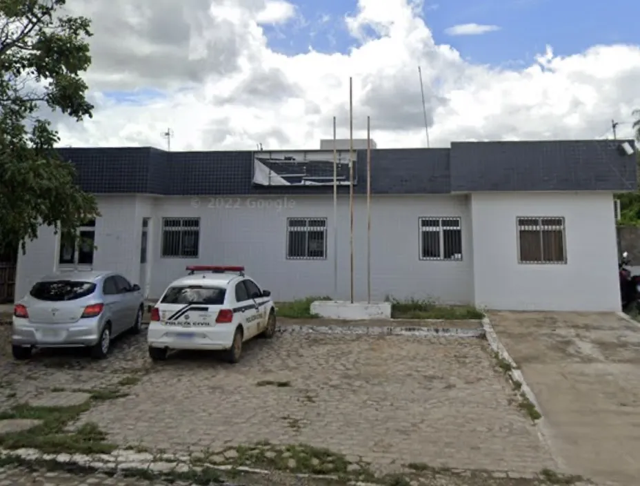 O indivíduo foi localizado e preso pelos agentes da DEAM, no momento em que ele estava em um mercadinho, no bairro do Mutirão (Foto: Reprodução)
