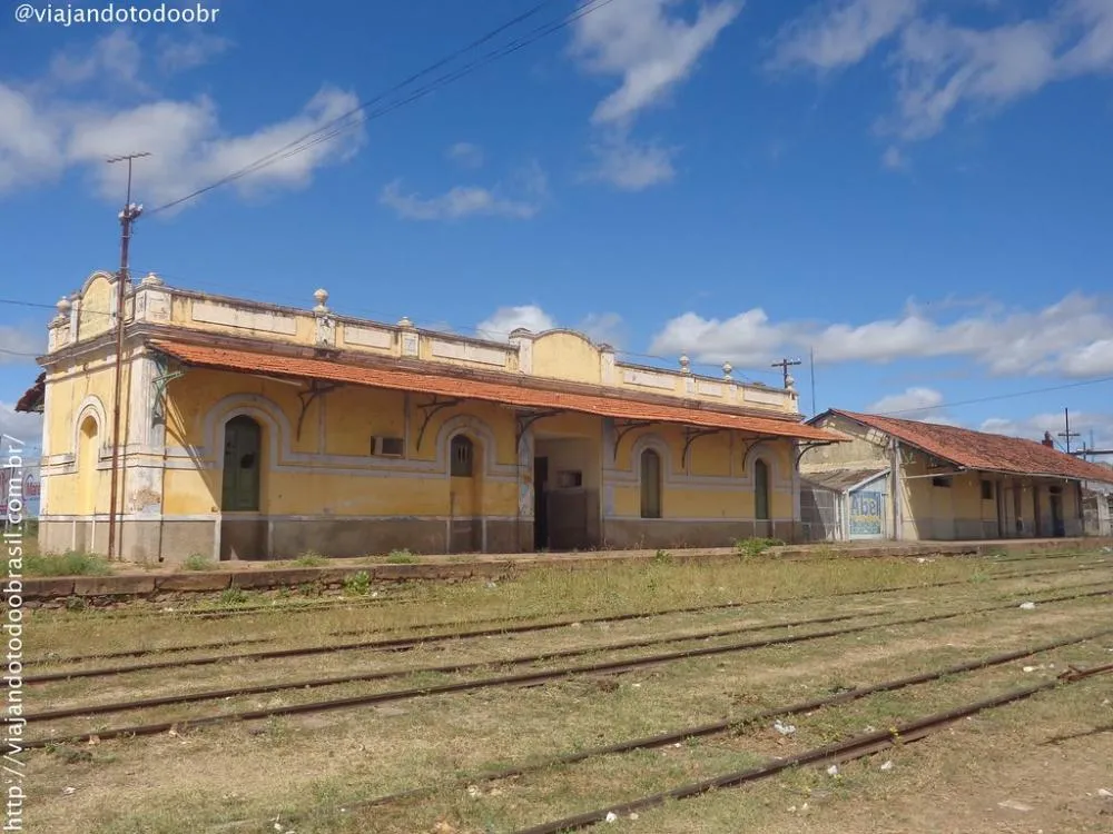 O Juiz Dr. Natan Figueredo Oliveira, tinha negado liminar suscitada pela Empresa, ao qual queria que os ferroviários desocupassem os imóveis imediatamente. (Foto: Reprodução).
