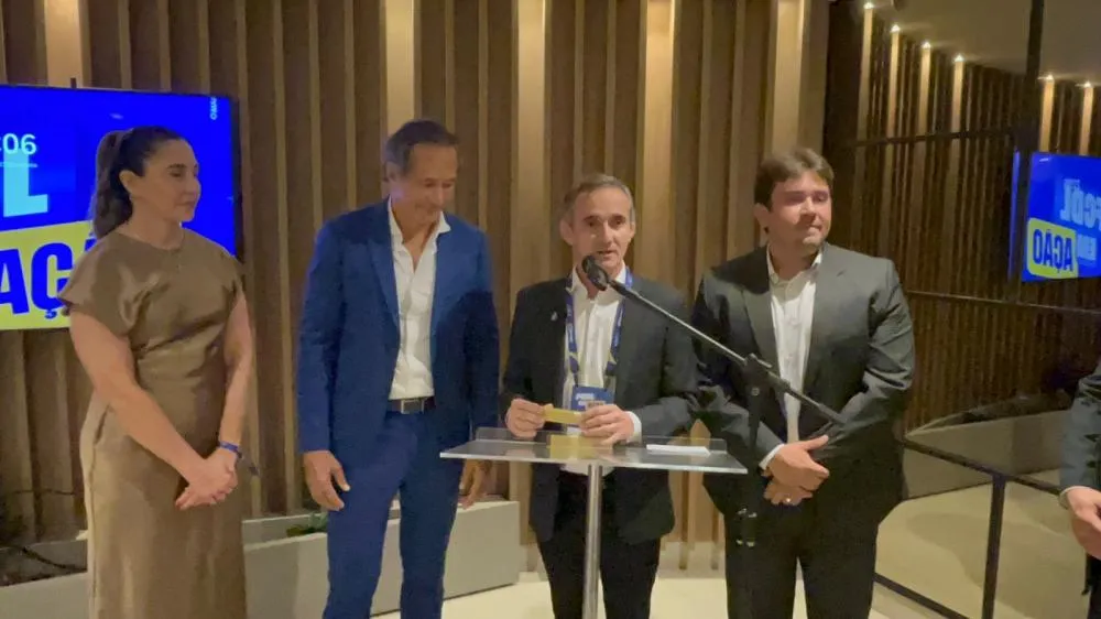 O documento foi assinado pelos candidatos que assumiram o compromisso em executar a pauta do setor produtivo. (Foto: Debate Paraíba).