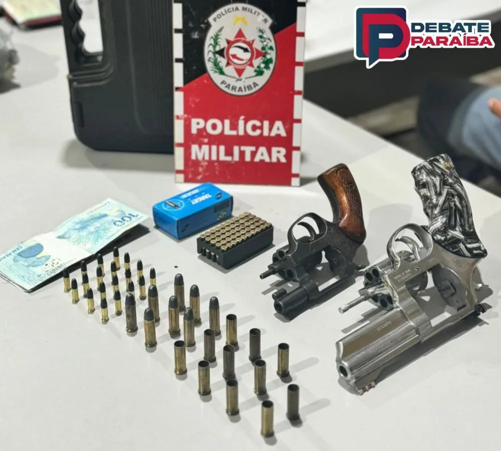 Diante do flagrante de porte ilegal de arma de fogo e munições, o indivíduo e todo o material apreendido, foram conduzidos à delegacia de Polícia Civil de Catolé do Rocha (Foto: Reprodução)