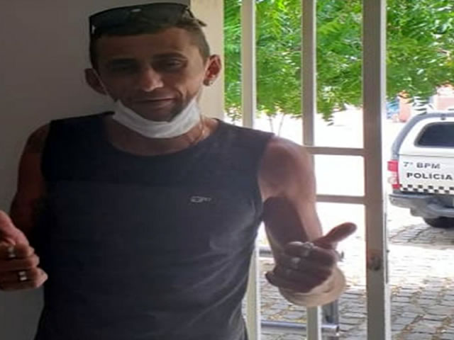 O homem ao chegar na DP posou para a foto fazendo o sinal de legal com as mãos, tratando de forma irônica o fato ocorrido (Foto: Reprodução)