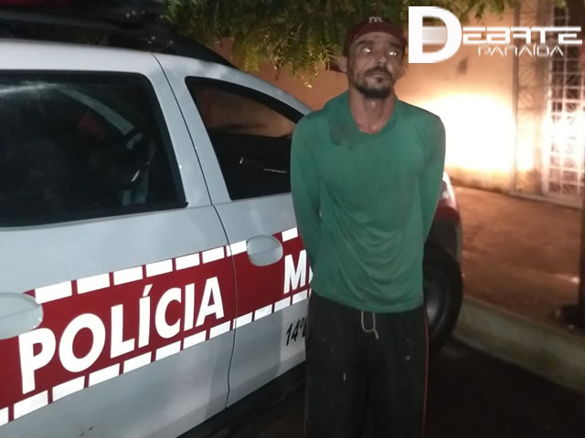 O acusado, o dinheiro e os objetos recuperados foram levados à delegacia de Polícia Civil para serem adotados os procedimentos que requer a ocorrência (Foto: Debate Paraíba)