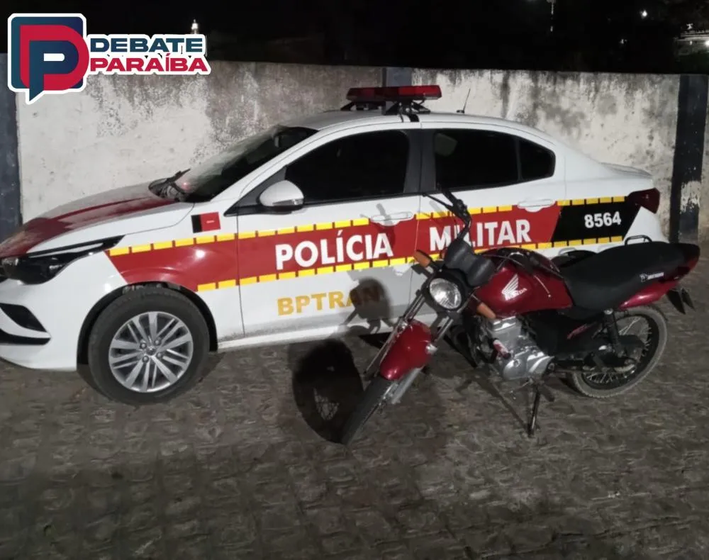 O suspeito e a moto recuperada foram apresentados na Central de Polícia Civil de Cajazeiras (Foto: Reprodução)