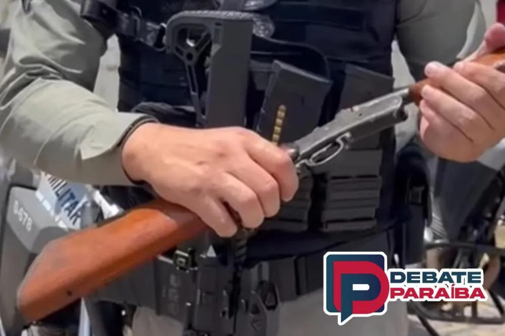 Os policiais efetuaram a prisão de um indivíduo por porte ilegal de arma de fogo, após ele efetuar disparos contra a guarnição. (Foto: Reprodução).