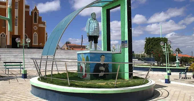 De acordo com a planta de situação da obra, anexo ao processo licitatório, a ciclovia tem extensão 1.002,10 metros, largura de 2 metros, seis rampas de acessibilidade e 34 postes de iluminação. (Foto: Reprodução).