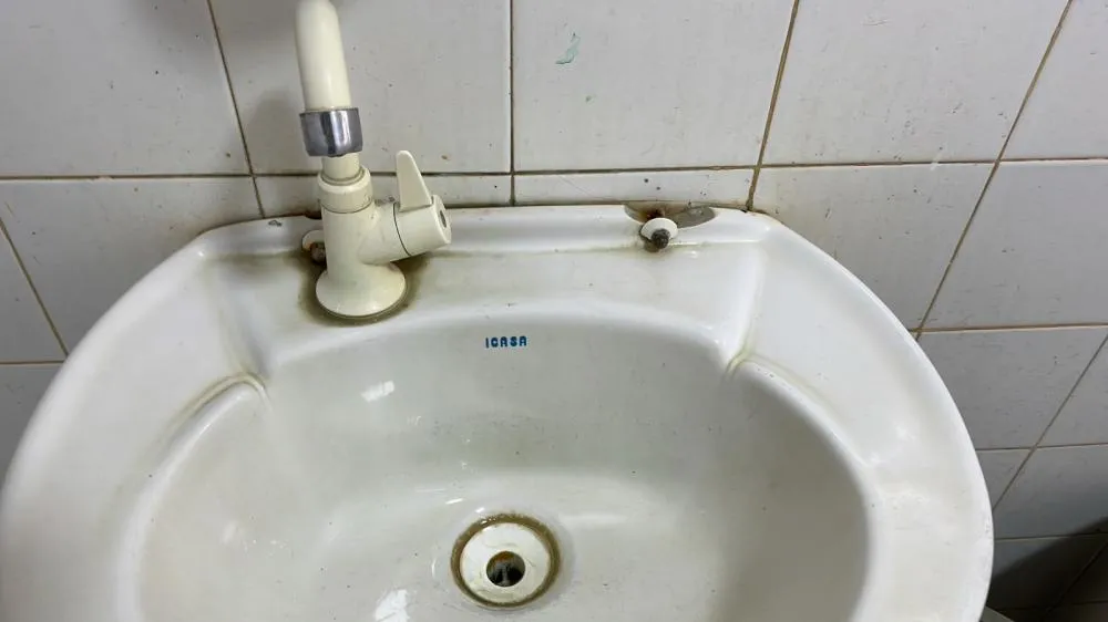 Alunos de escola de São João do Rio do Peixe denunciam que banheiros estão em condições insalubres para uso 