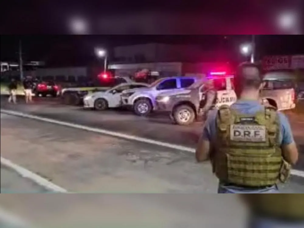 Durante a operação, dois indivíduos foram presos, e a carreta, o Corolla e um celular foram apreendidos (Foto: Reprodução)