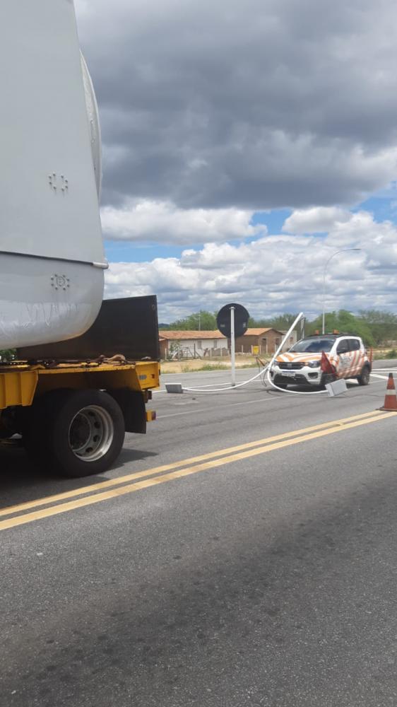 O responsável pelo transporte foi acionado para corrigir os danos, retirar o poste danificado e isolar a rede elétrica. (Foto: Reprodução).