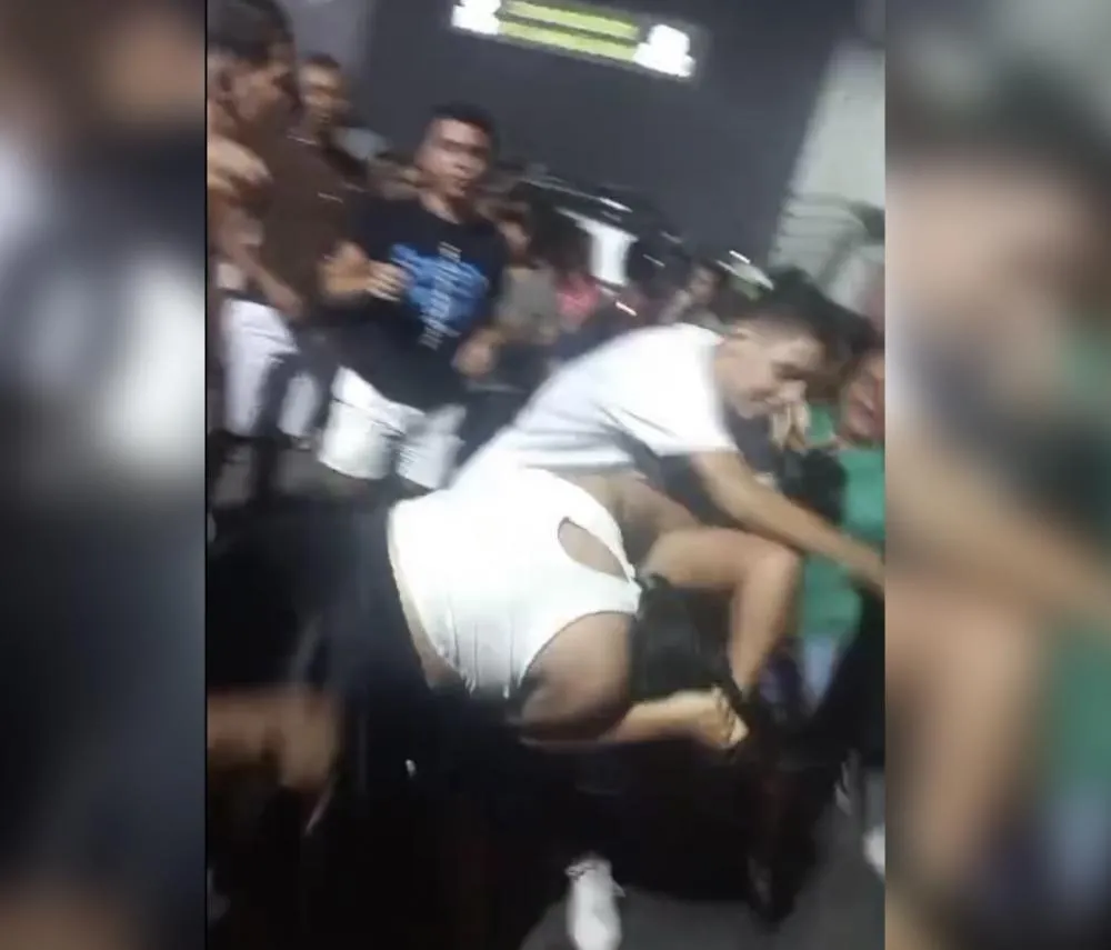 Pessoas que estavam próximo da confusão interviram, e momentos depois a briga foi encerrada (Foto: Reprodução)