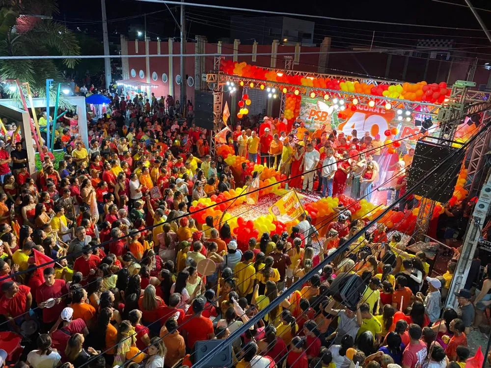 O evento começou com um arrastão, que percorreu diversas ruas da cidade, atraindo milhares de eleitores que seguiram os candidatos até o palco montado ao lado da Praça da Matriz. (Foto: Divulgação).