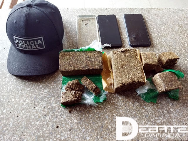 Os celulares e o entorpecente apreendido serão levados à delegacia de Polícia Civil para dar continuidade ao procedimento policial (Foto: Reprodução)