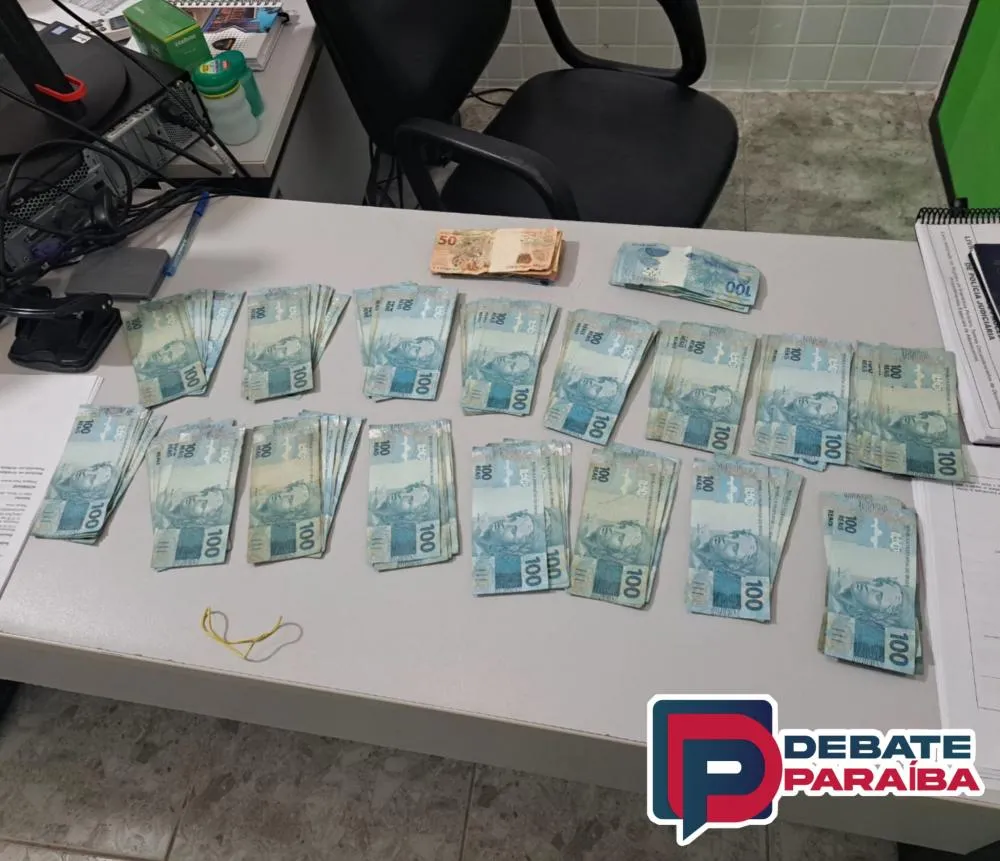 O dinheiro apreendido e os homens foram conduzidos à delegacia de Polícia Civil (Foto: Reprodução)