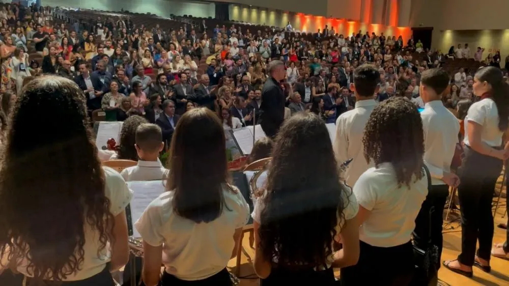 A Orquestra “Acordes do Monte” se apresentou por aproximadamente uma hora, foi aplaudida de pé e emocionou as milhares de pessoas presentes. (Foto: Reprodução).