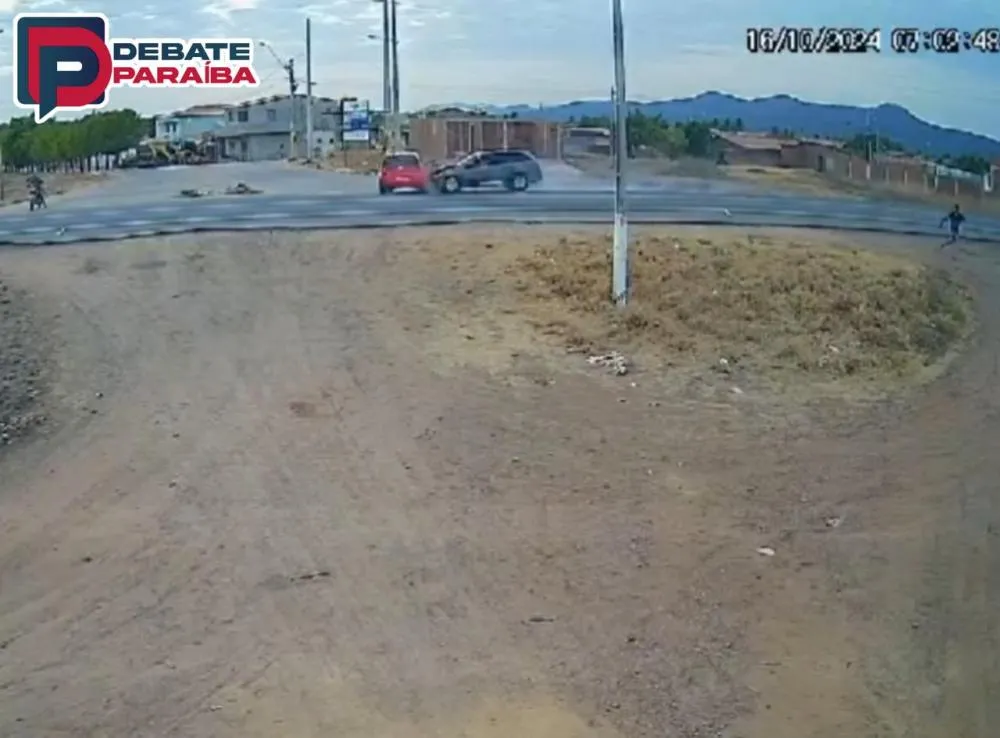 Mesmo com o impacto, ambos os passageiros não tiveram ferimentos, sendo ocasionado apenas danos materiais nos veículos envolvidos no sinistro de trânsito (Foto: Reprodução)
