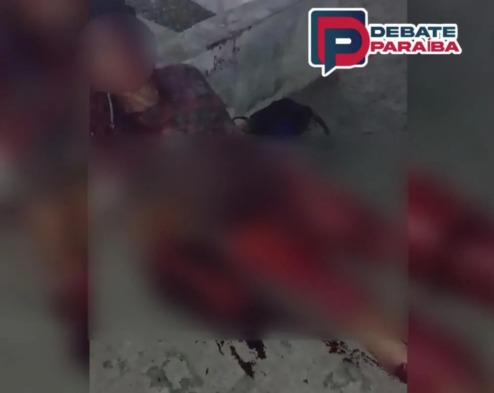 Prontamente uma guarnição de serviço compareceu ao local indicado, e ao chegarem se depararam com Pedro Lopes dos Santos, mais conhecida por “Michele”, feridas com golpes de facão nos braços e pernas. (Foto: Reprodução).