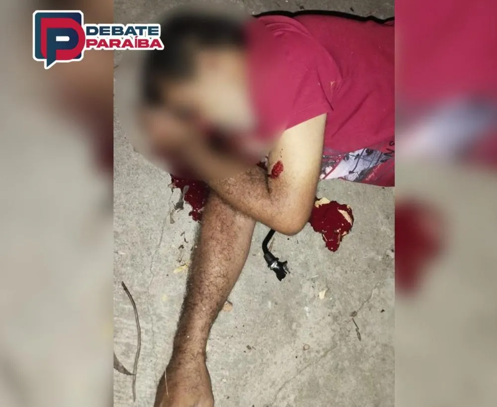 O indivíduo veio a perder o controle do veículo e colidir contra uma árvore na saída para o Distrito de São Gonçalo, em Sousa. (Foto: Reprodução).
