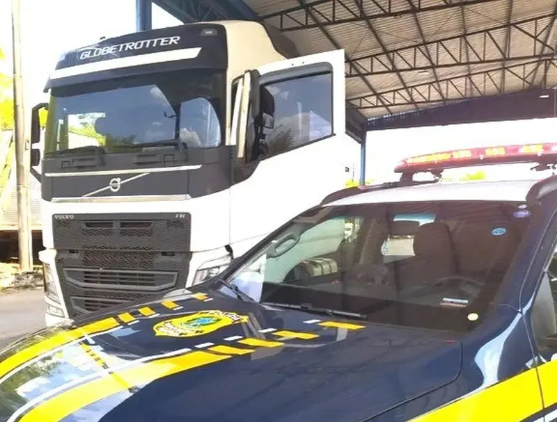 A PRF abordou o veículo e constatou que o motorista estava há mais de 24 horas consecutivas dirigindo sem realizar paradas para descanso. (Foto: Reprodução).