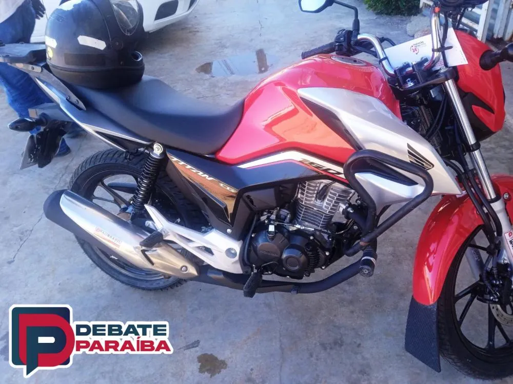 A motocicleta foi rebocada à delegacia de Polícia Civil e após serem adotados os procedimentos necessários, foi devolvida ao verdadeiro proprietário (Foto: Reprodução)