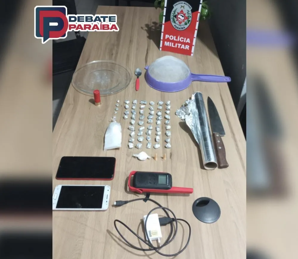 Os suspeitos e todo o material apreendido foram apresentados na delegacia de Polícia Civil (Foto: Reprodução)