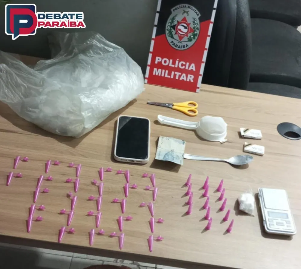 A jovem recebeu voz de prisão e foi encaminhada à delegacia de Polícia Civil com todo o material apreendido (Foto: Reprodução)