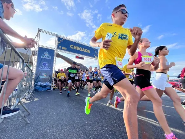A corrida ofereceu dois percursos, de 5 km e 10 km, para que todos possam participar, seja você um atleta experiente ou iniciante. (Foto: Divulgação).