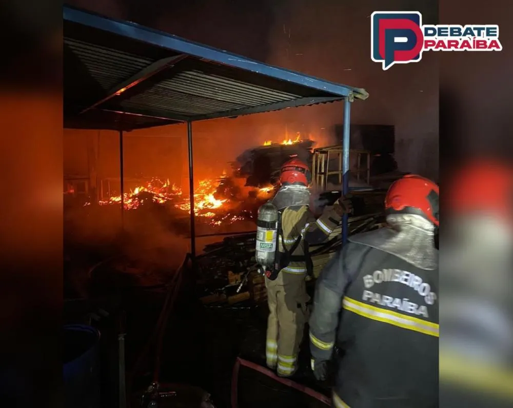 As causas de início do incêndio ainda não foram reveladas e uma perícia poderá ser realizada pelo equipe do Corpo de Bombeiros (Foto: Reprodução)