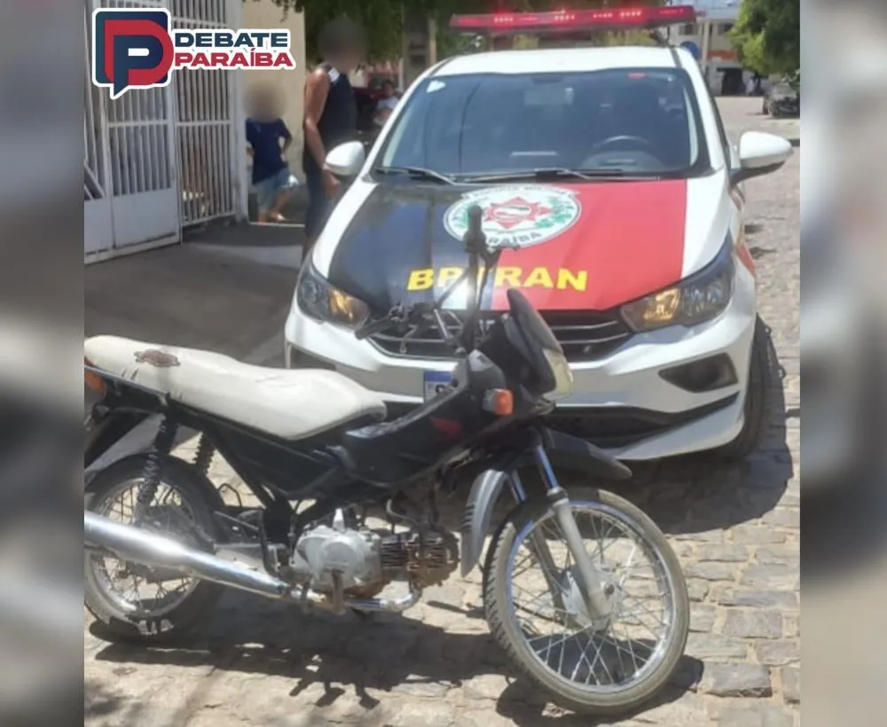 O suspeito e a moto apreendida foram conduzidos à delegacia de Polícia Civil de Sousa (Foto: Reprodução)