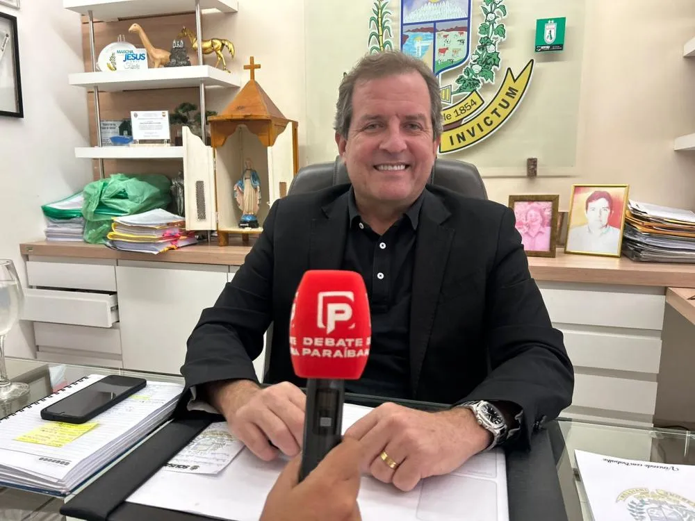 O gestor sousense esteve acompanhado do prefeito eleito Hélder Carvalho e do vice-prefeito eleito Doutor José Célio. (Foto: Debate Paraíba).