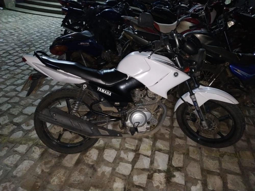 A motocicleta foi conduzida à delegacia para que fossem realizados os procedimentos cabíveis (Foto: Divulgação PMPB)