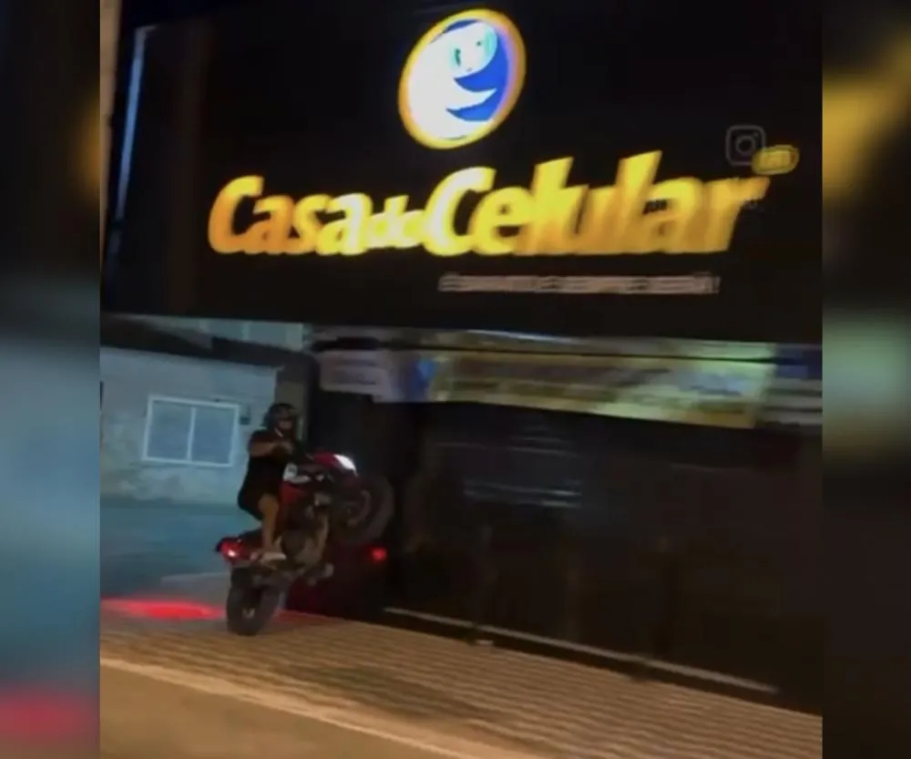 O vídeo divulgado na rede social, mostra o motociclista empinando a moto por alguns metros na calçada e em alta velocidade (Foto: Reprodução)