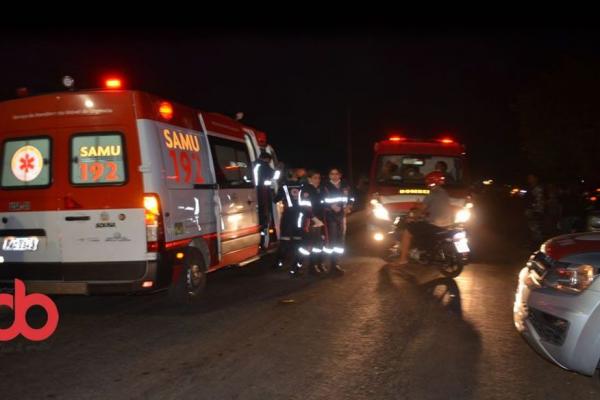 O caminhão passou por cima da moto e o piloto não resistiu aos ferimentos, morrendo ainda no local do acidente (Foto: Reprodução RepórterPB).