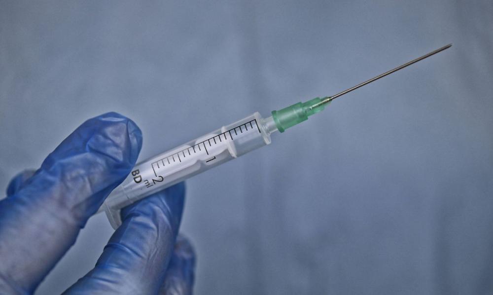 A remessa atual doses, composta por imunizantes CoronoVac fabricado pelo Instituto Butantan estão sendo distribuídas às Secretarias Municipais de Saúde para vacinarem o público prioritário dos idosos da faixa etária de 65 a 69 anos de idade. (Foto: Reprod