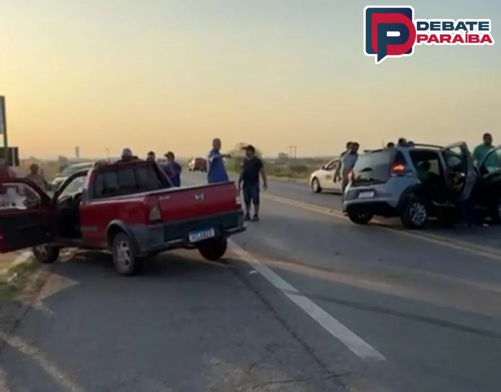Conforme informações, possivelmente um dos condutores ao tentar ingressar na pista, veio a colidir com outro carro que seguia pela rodovia. (Foto: Reprodução).