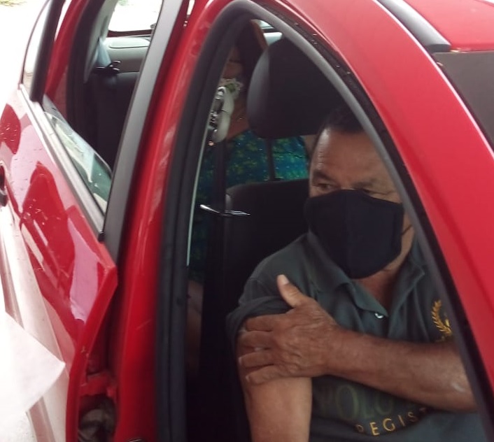 Na oportunidade, idosos em moto, bicicleta, a cavalo, a pé e em automóveis são vacinados sem precisar adentrar ao Posto da Unidade Básica de Saúde. (Foto: Reprodução).