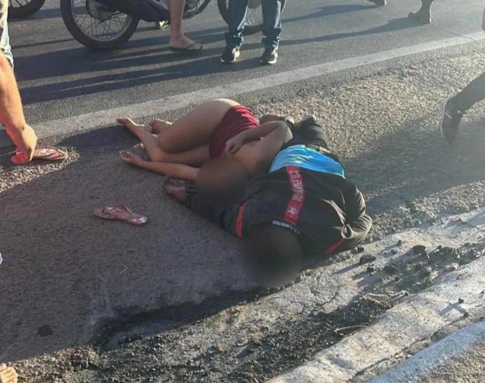 Com a força do impacto, ambas as vítimas foram arremessada a alguns metros do local da colisão (Foto: Reprodução)