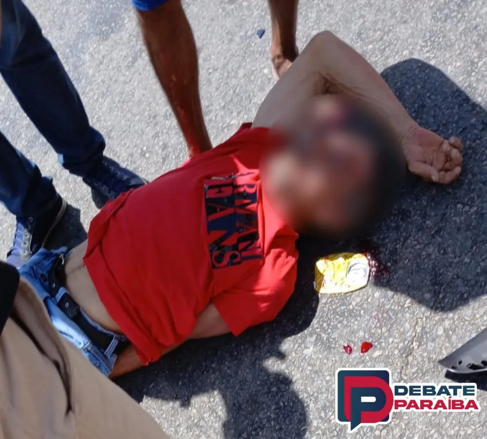 Com o impacto causado no acidente, o motociclista foi arremessado ao solo e teve ferimentos na face (Foto: Reprodução)
