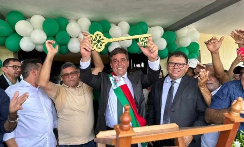 A solenidade contou com discursos do vice-prefeito, Irmão Gilberto, que desejou sucesso ao prefeito, destacando a importância da união e do trabalho em equipe para alcançar os objetivos do governo.