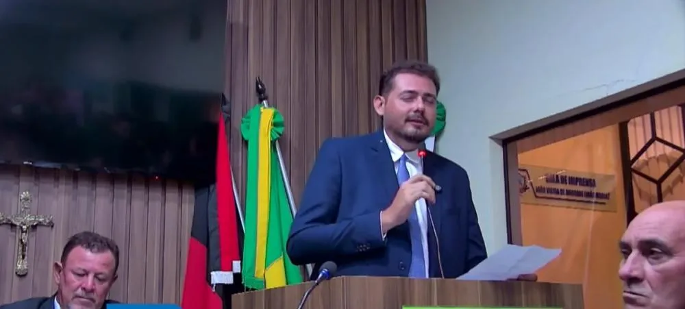Durante seu discurso, o prefeito reeleito disparou contra vereadores e ex-vereadores do grupo de oposição. (Foto: Reprodução).