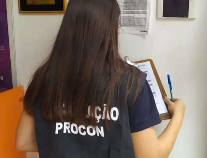 A pesquisa foi conduzida com itens essenciais para o retorno às aulas, considerando a alta demanda nesta época do ano. (Foto: Reprodução).