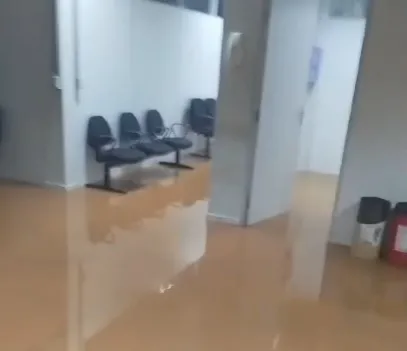 Todas as instalações do Fórum ‘Dr. José Mariz’ foram severamente prejudicadas, com o excesso de água em suas dependências. (Foto: Reprodução).