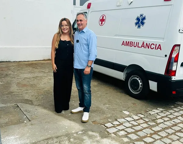 Durante a entrega do veículo, a diretora da unidade hospitalar, Priscila Gonçalves, recepcionou o parlamentar. (Foto: Divulgação).